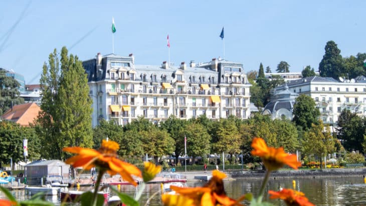 Vue du Beau Rivage Palace depuis le Lac Léman en septembre