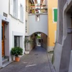 Une allée romantique avec des fenêtres colorées dans un village Suisse