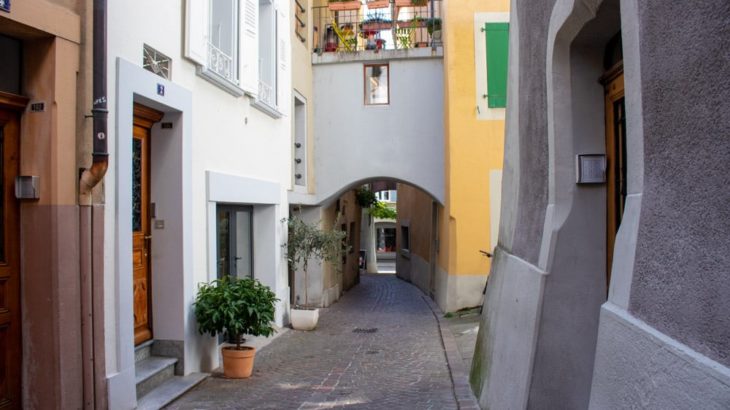 Une allée romantique avec des fenêtres colorées dans un village Suisse