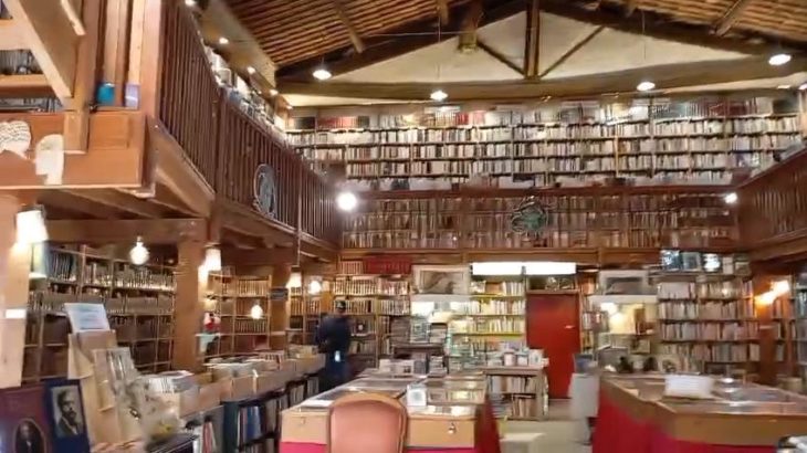 Librairie Trouve-tout du Livre au Somail, intérieur avec rayonnages de livres anciens