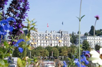 Vue du Beau Rivage Palace depuis le bord du lac Léman